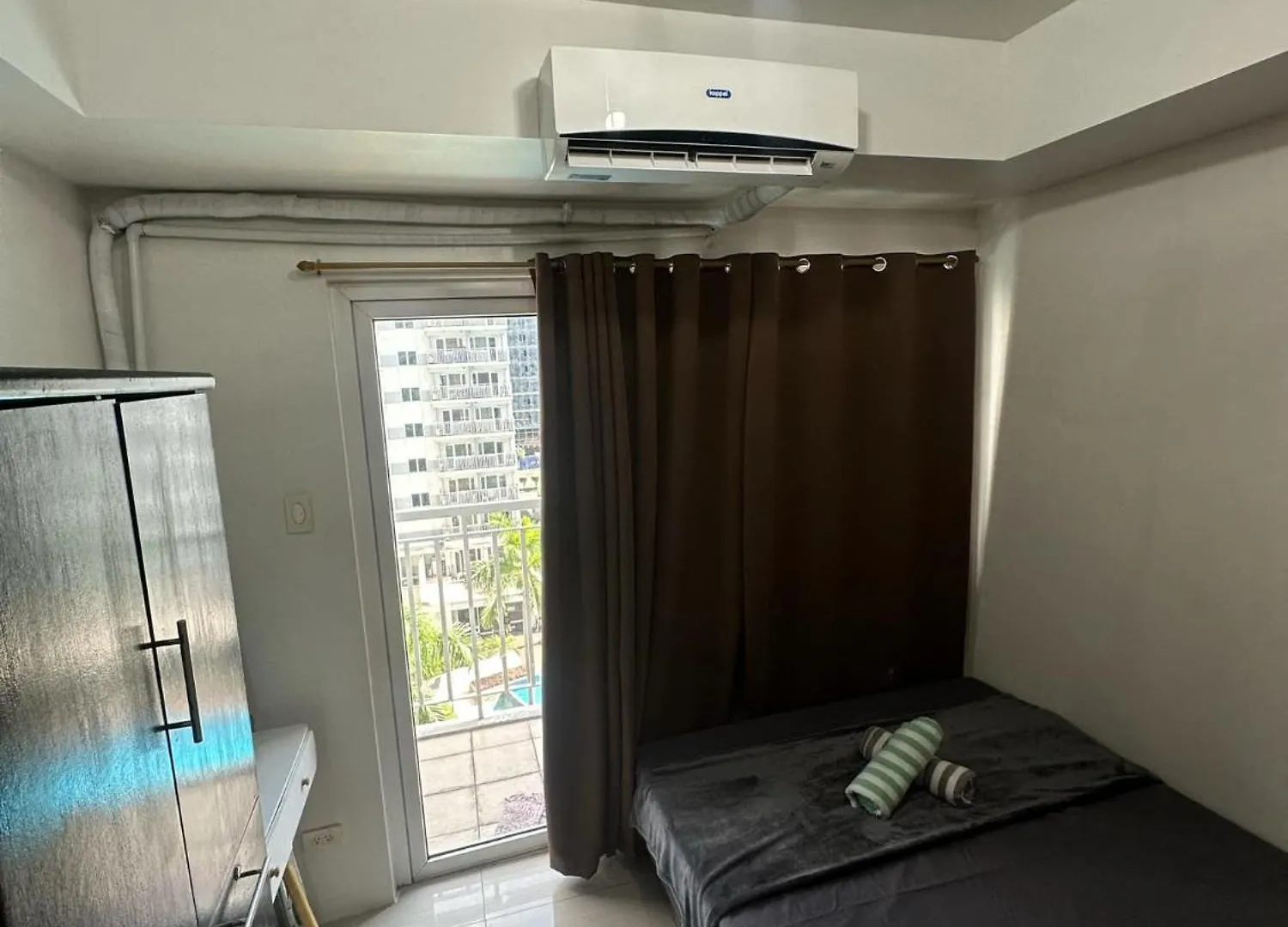 Shell Residences Pool View Manila